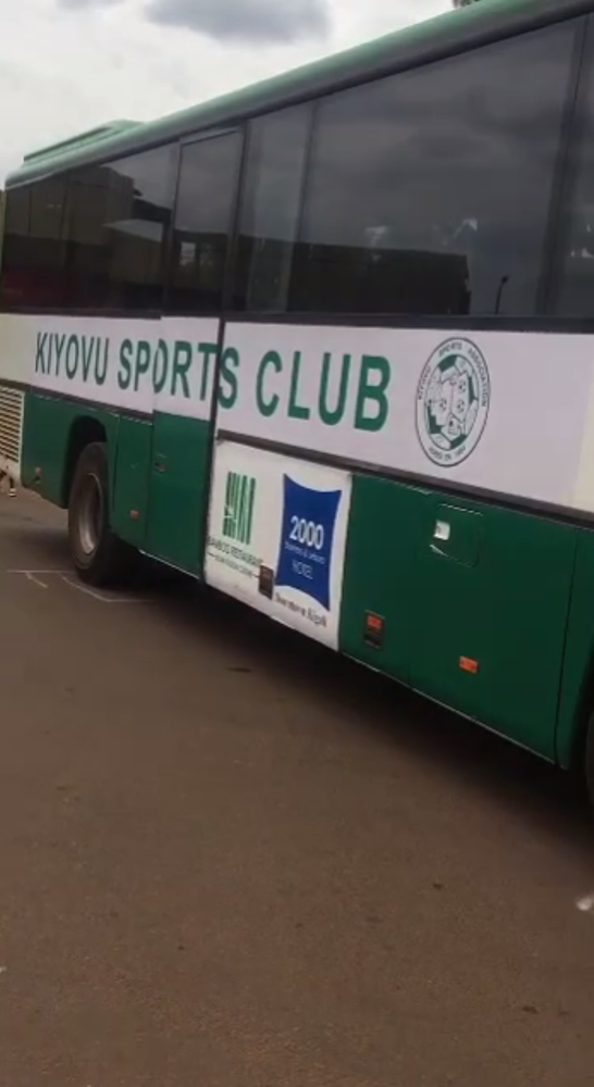 Hashushanyijwe uko imodoka ya Kiyovu Sports yagonze ihagaze mu muhanda mbere y'uko bayireka ngo ikomeze urugendo