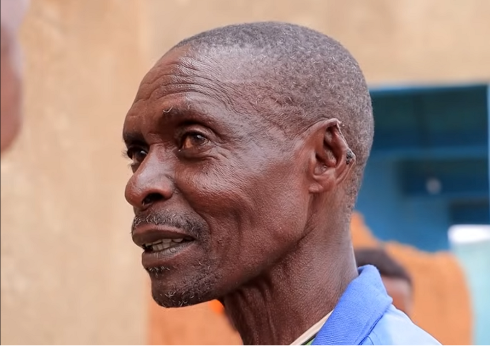 Ntibayazi Pierrre Célestin w’imyaka 65 avuga ko umukazana we yamurumye ugutwi