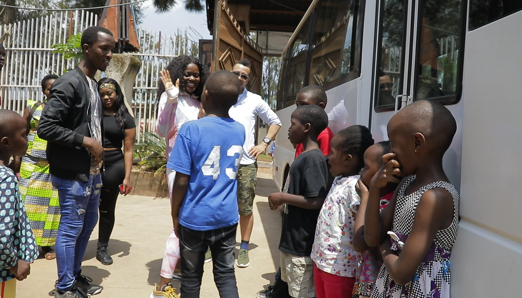 Sherrie Silver ubwo yajyaga gufata aba abana i Nyamirambo