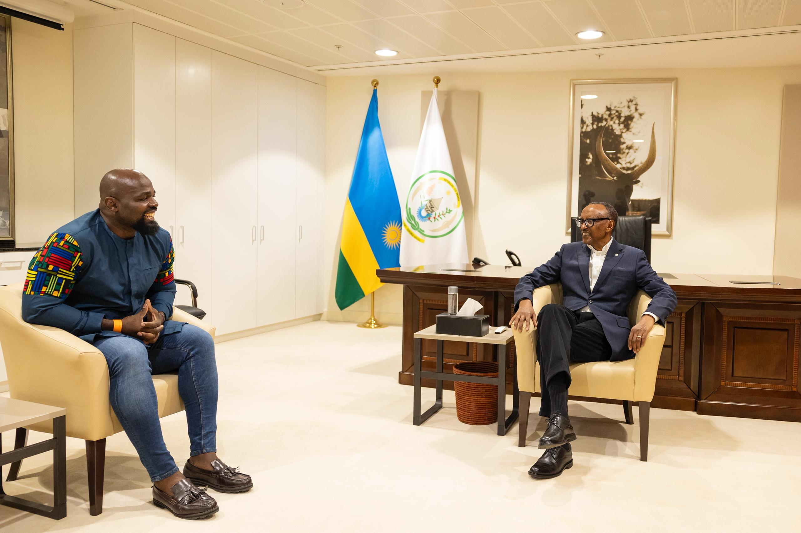 Perezida Kagame yagiranye ibiganiro na Carlos Takam uherutse gufungura ishuri ry'iteramakofe i Kigali