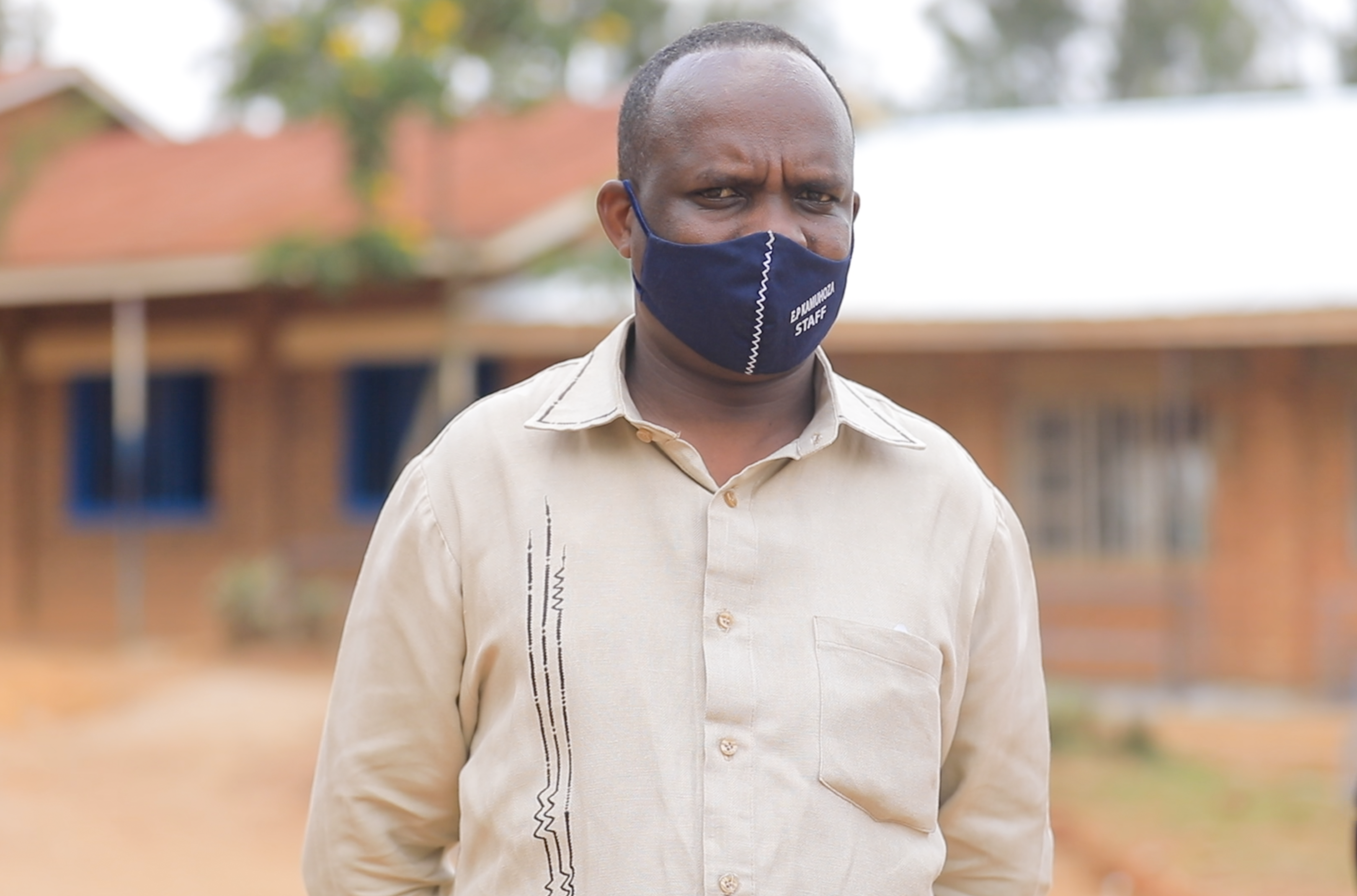 Umuyobozi w'ishuri ribanza rya Kamuhoza, Nkomezi Alex, yavuze ko bitoroshye ku mpande zombi yaba ababyeyi, abana ndetse n’ubuyobozi