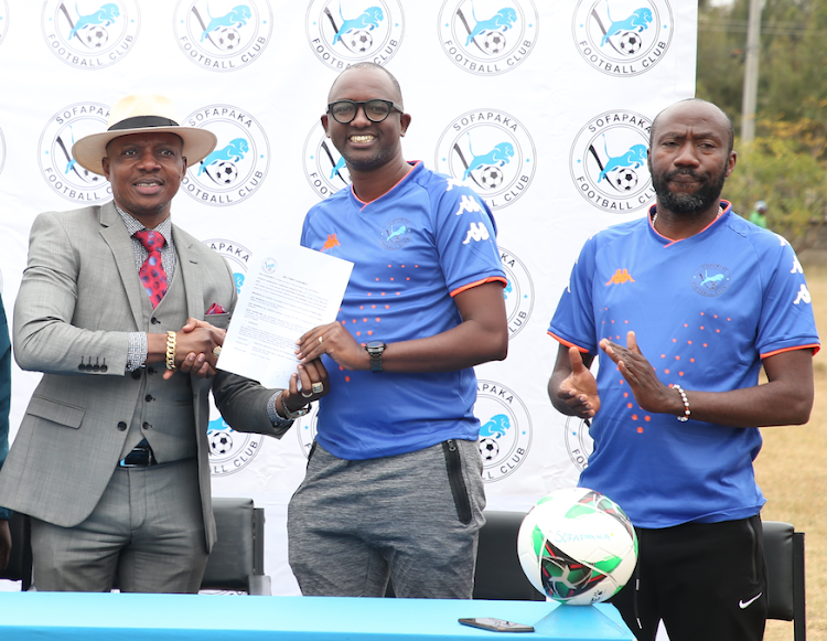 Perezida wa Sofapaka FC, Elly Kalekwa ubwo yerekanaga Haringingo Francis nk'Umutoza mukuru na Nduwimana Pablo nk'uwongera imbaraga kuri Marist Grounds amezi abiri ashize batandukanye kuwa Gatandatu nyuma y'imikino itanu ya Shampiyona nta ntsinzi