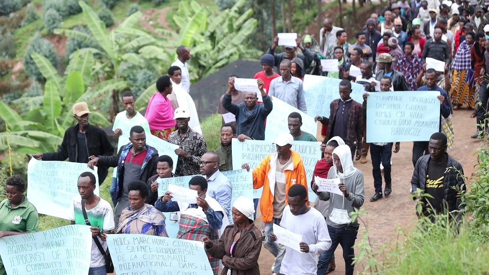 Bari bitwaje ibyapa byamagana ubwicanyi buri gukorerwa benewabo muri RDC