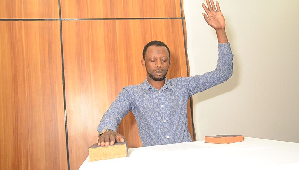 Hategekimana Ismael arahira. Mu kurahira Abayisilamu bakoreshaga Quran bakazamura akaboko k'ibumoso naho abakirisitu bagakoresha Bibiliya bakazamura akaboko b'iburyo
