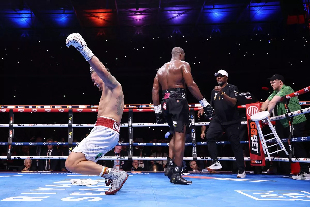 Oleksandr Usyk yishimira intsinzi ubwo umukino wari urangiye
