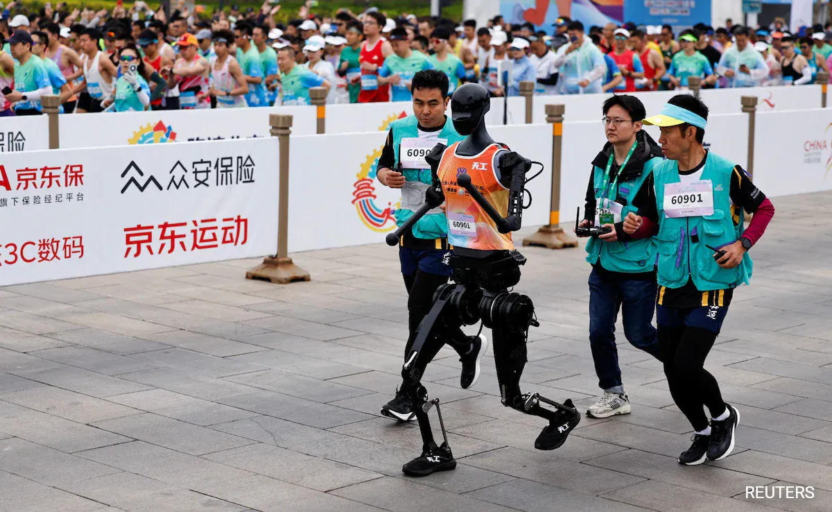 Bwa mbere ku Isi Robot zasiganwe n'abantu mu marushanwa ya Half Marathon