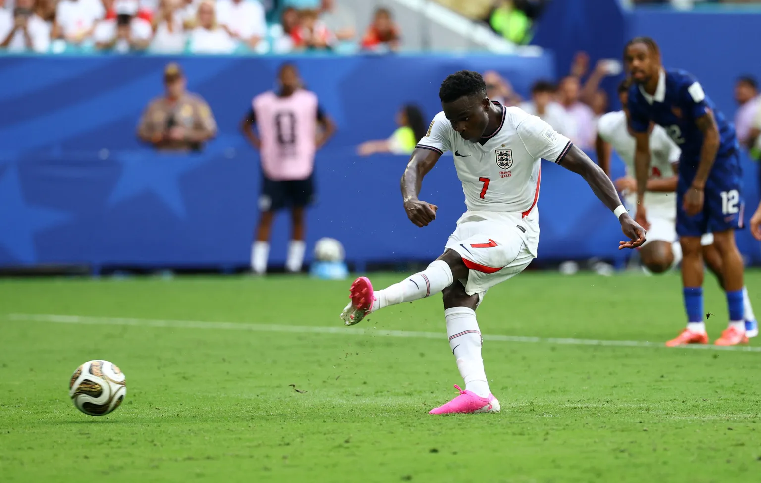 Bukayo Saka w'u Bwongereza yatsinze ibitego bitatu mu mukino u Bwongereza bwatsinzemo u Bufaransa