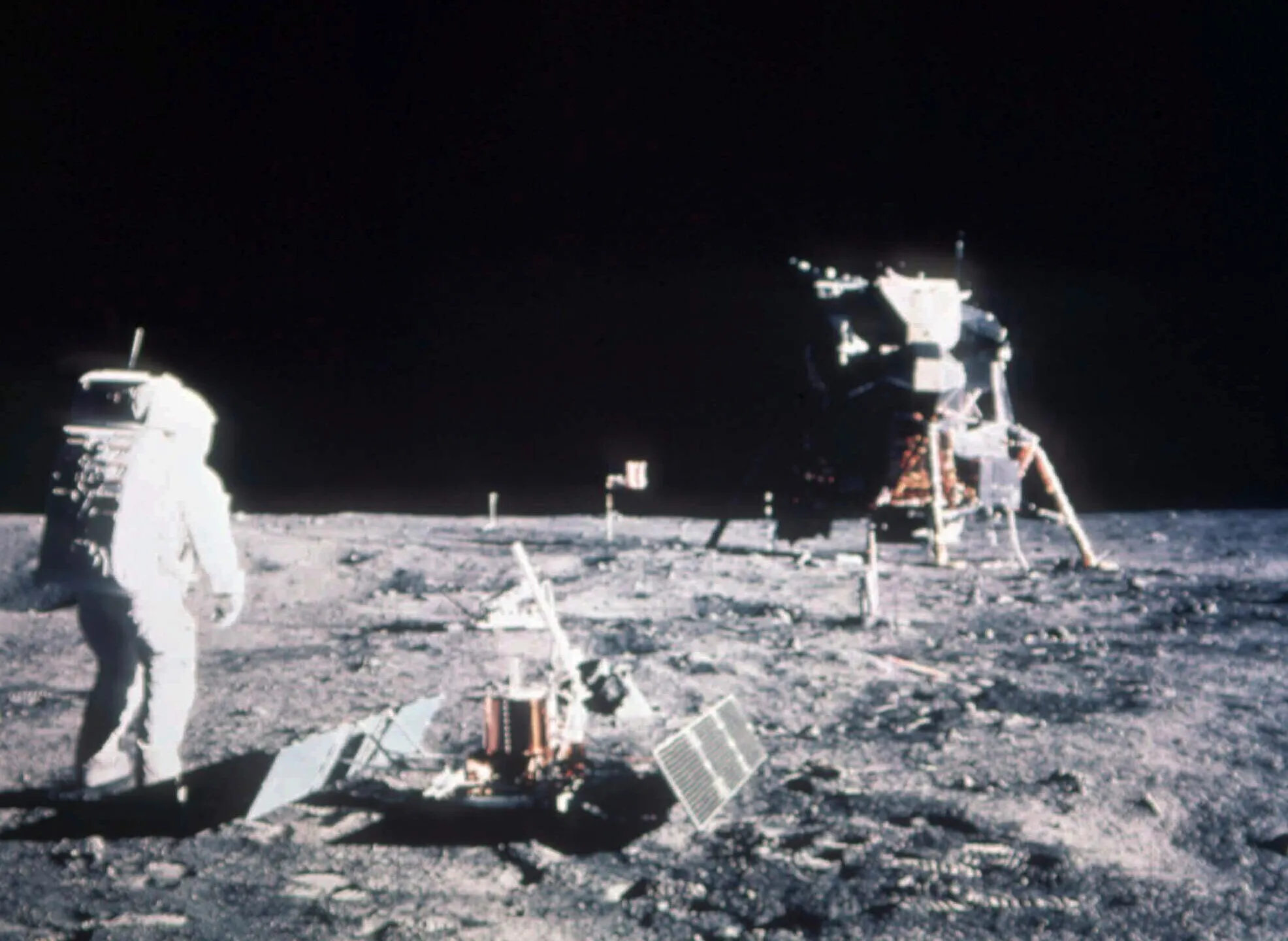 Hari amakuru yagiye ashyirwa hanze ahamya ko hari aba-astronauts ba Amerika bageze ku Kwezi