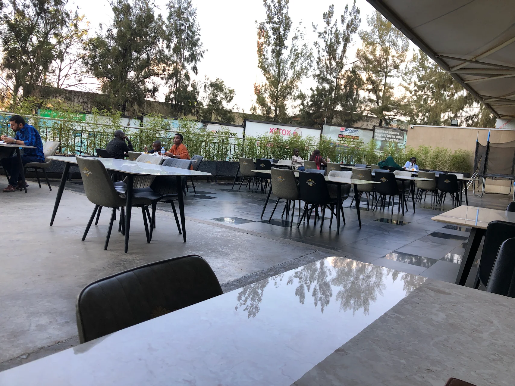 Restaurant ya The House of Mandy iherereye kuri Kigali City Tower, ikagira umwihariko wo gutegura amafunguro yiganjemo inyama ndetse ikagira n'umwanya munini uri hanze
