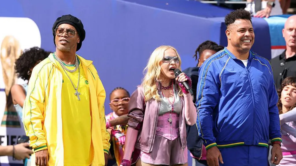Madonna yinjiye muri stade ari kumwe na Ronaldinho na Ronaldo mbere yo kuririmba igice cya mbere kirangiye
