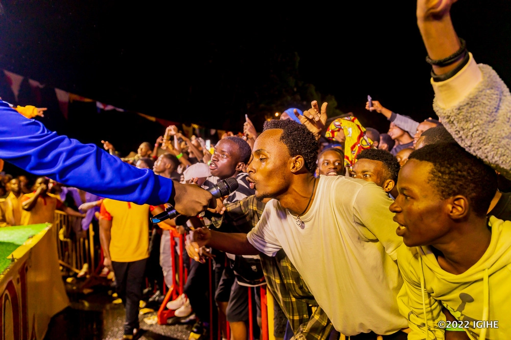 Abakunzi b'umupira w'amaguru bagaragaje ko no ku muziki bashoboye