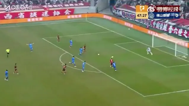 Umunyezamu yisanze asatiriwe n'imipira ibiri igana mu izamu