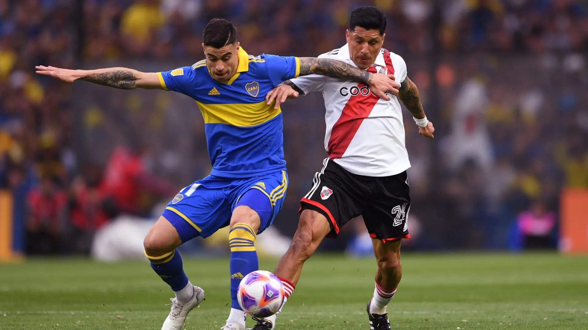 Ambasaderi Khan ntajya acikwa n'umukino uhuza Boca Juniors na Club Atlético River Plate muri Argentine, ufatwa nk'umwe mu mikino iba ikomeye cyane ku Isi