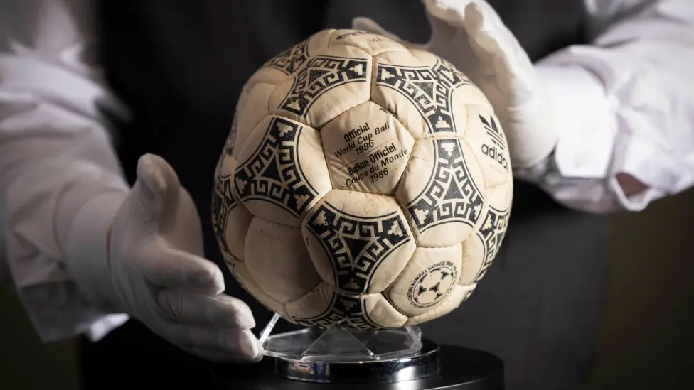 Umupira Maradona yatsindishije igitego cy’ukuboko wagurishijwe miliyari 5 Frw muri cyamunara