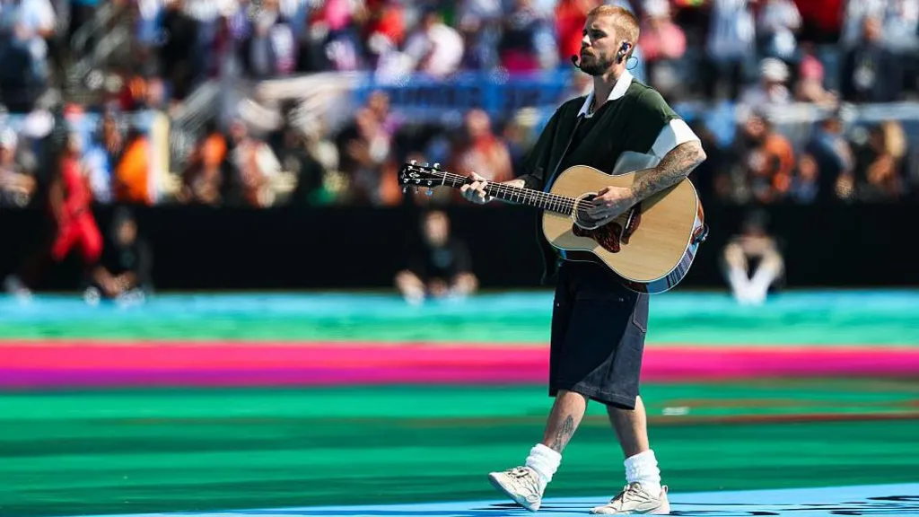 Just Bieber yaririmbye "Everything Hallelujah" acuranga gitari