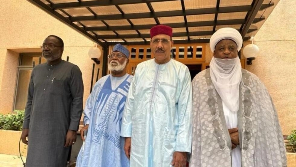 Intumwa za CEDEAO zahuye na Bazoum