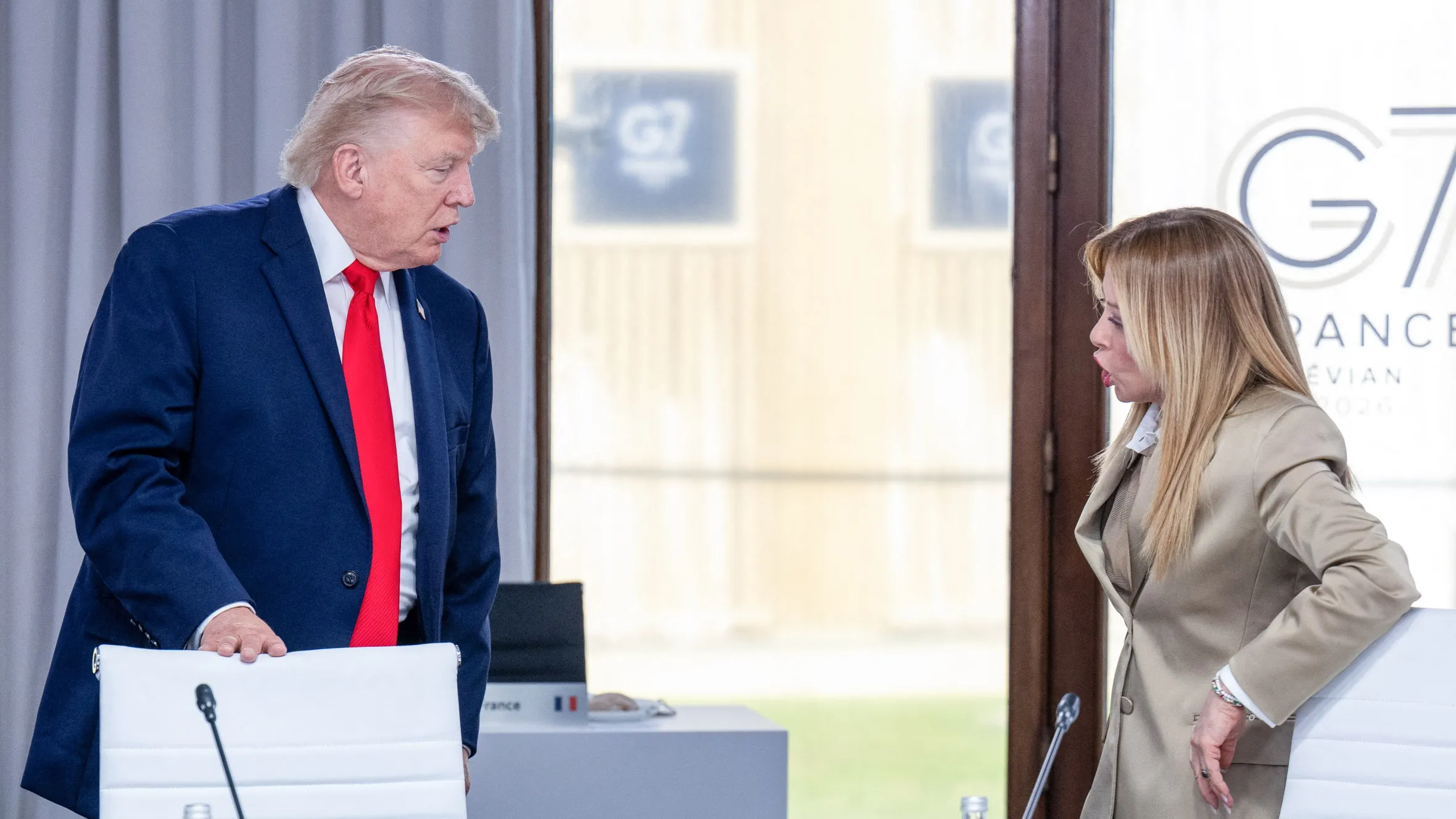 Giorgia Meloni yarahiye agaramye ko atigeze asaba kwifotozanya na Trump