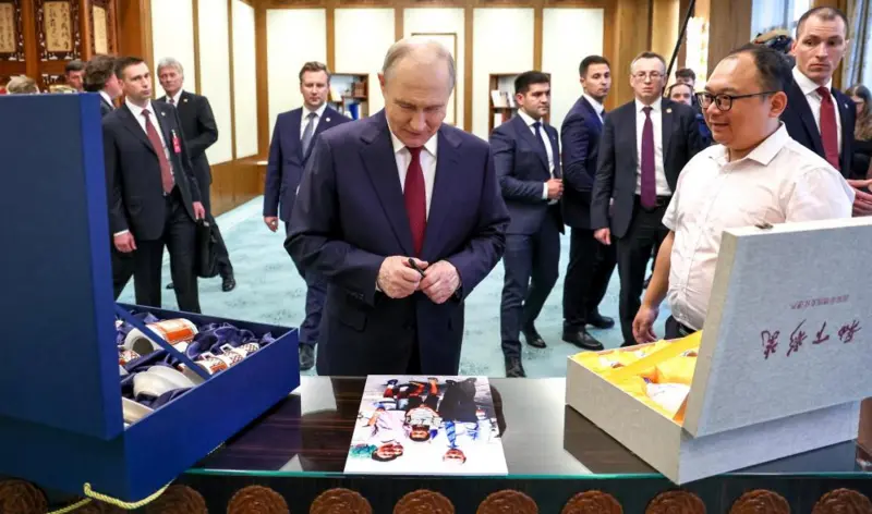 Putin yasuye umu-enjeniyeri w'umushinwa Peng Pai bigeze kwifotozanya akiri muto