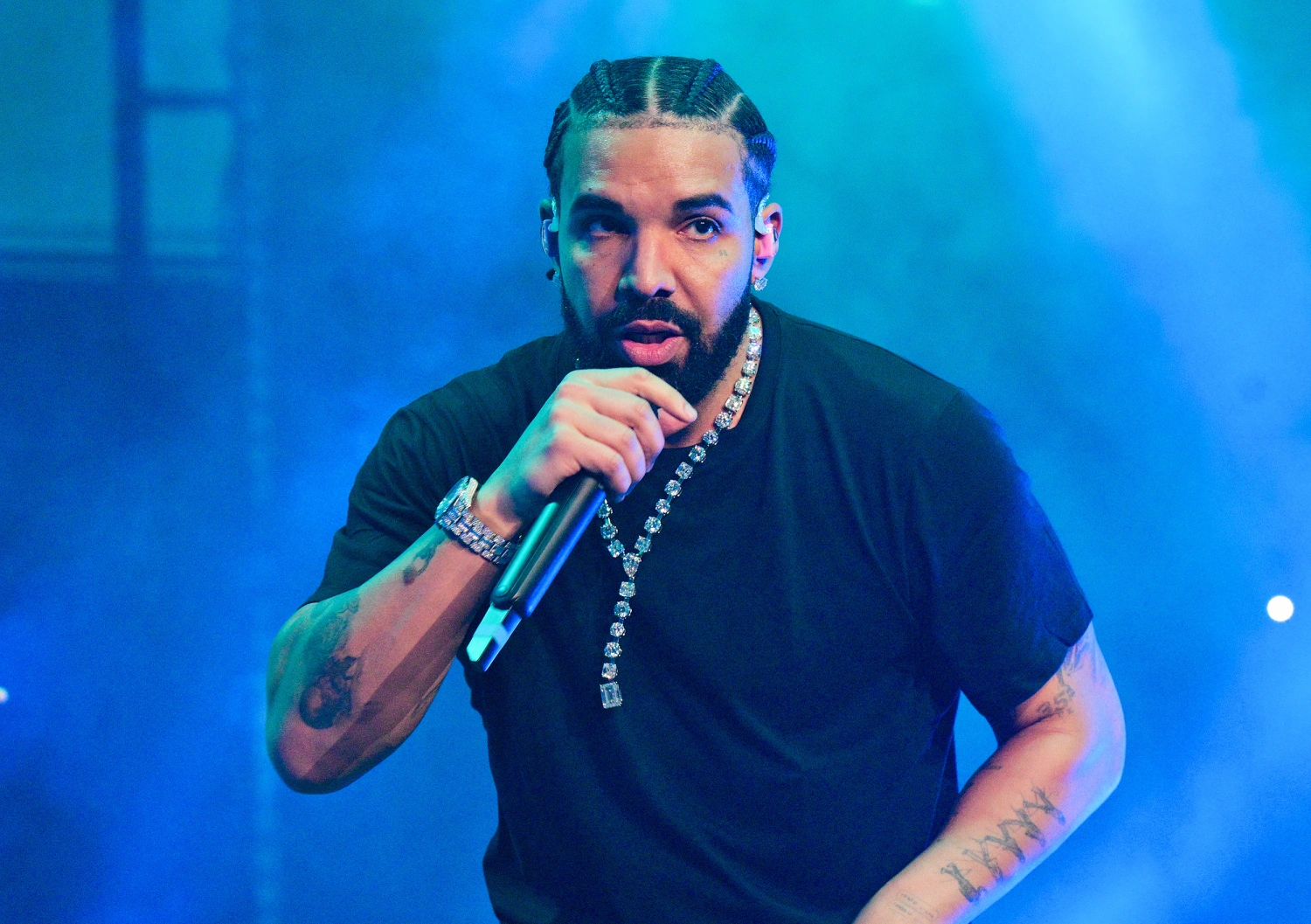 Drake amaze iminsi ashondana n'abaraperi bagenzi be ababwira ko abarenzeho