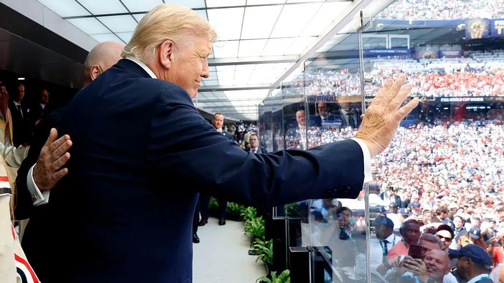 Perezida wa Leta Zunze Ubumwe za Amerika, Donald Trump, asuhuza abafana