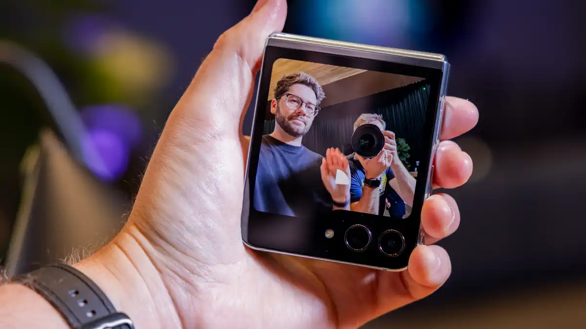 Ushobora kwifata 'selfie' ukoresheje iki kirahure gito cya Samsung Galaxy Z Flip 5