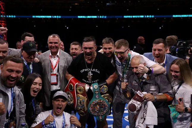 Oleksandr Usyk n'itsinda rye bishimira intsinzi