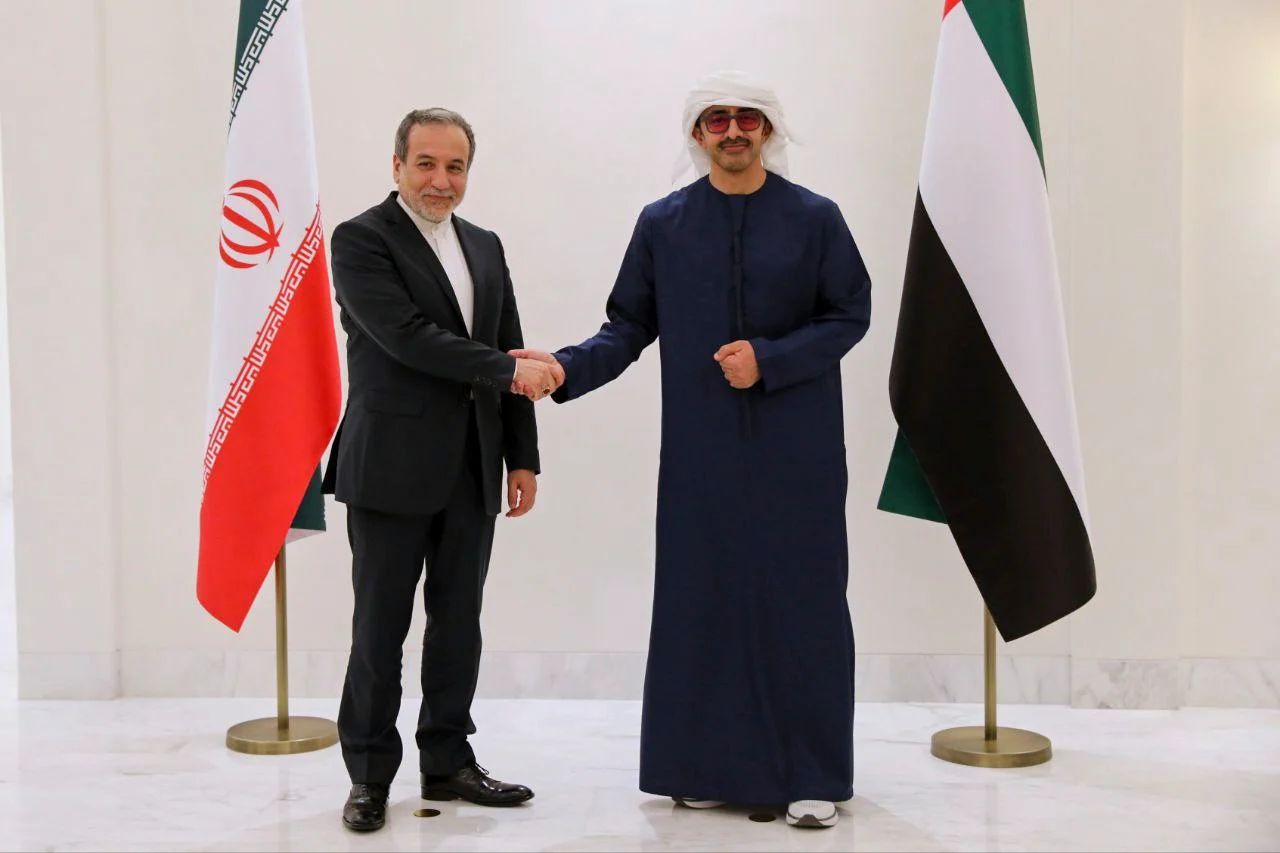 Minisitiri w’Ububanyi n’Amahanga wa Iran, Abbas Araghchi (ibumoso) ku wa 12 Gicurasi 2026 yakiriwe na mugenzi we wa UAE, Sheik Abdullah bin Zayed al-Nahyan, i Abu Dhabi