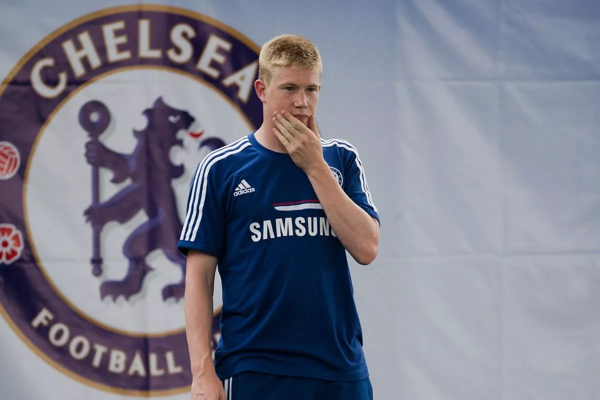 Umubiligi Kevin De Bruyne yabuze umwanya ubanza mu kibuga ubwo yakiniraga Chelsea bituma afata umwanzuro wo kuyivamo yerekeza muri Wolfsburg yo mu Budage