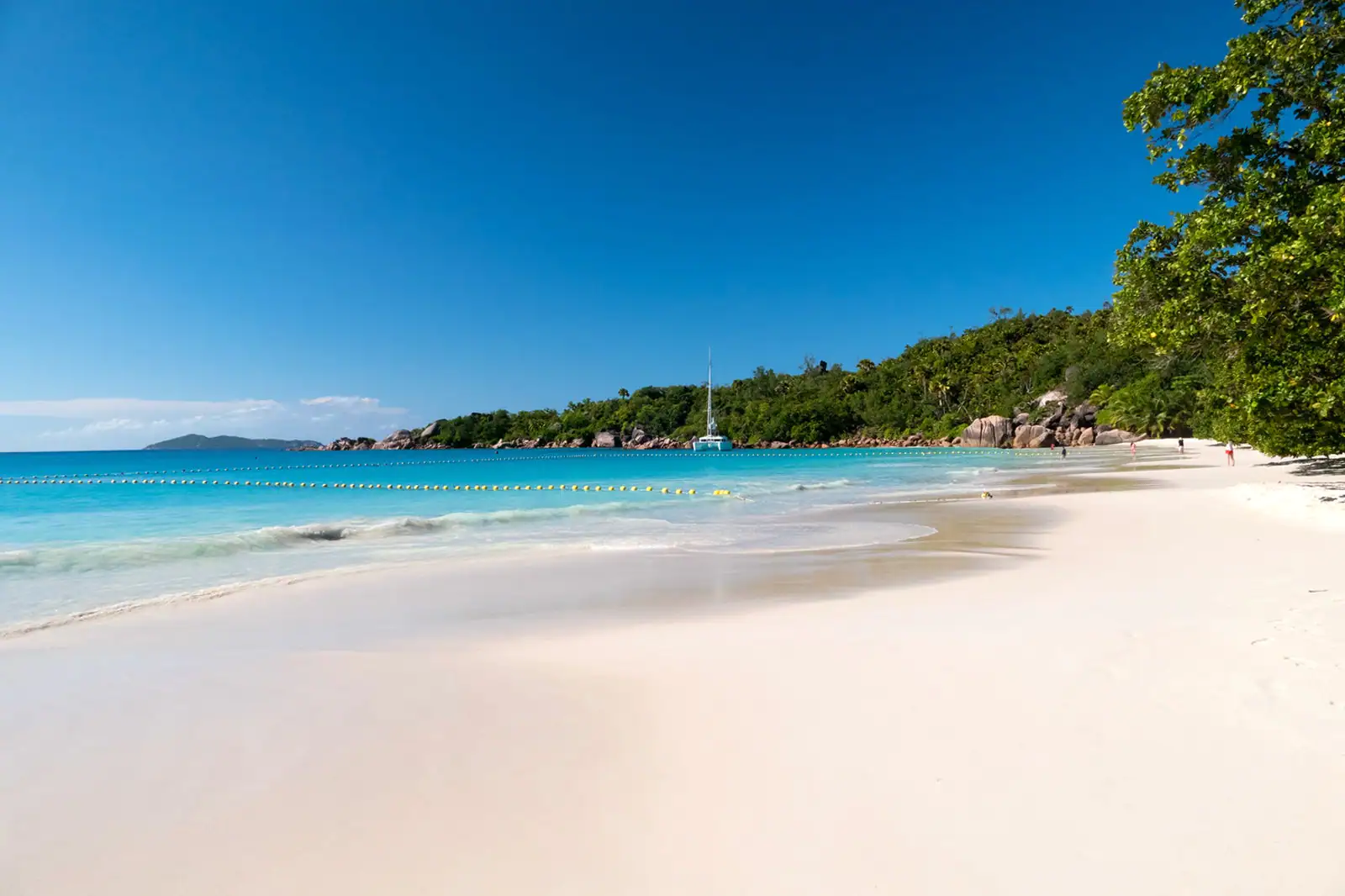 Seychelles ifite ahantu henshi hari umucanga wegereye ku mazi aho abantu bashobora kuruhukira bisanzuye