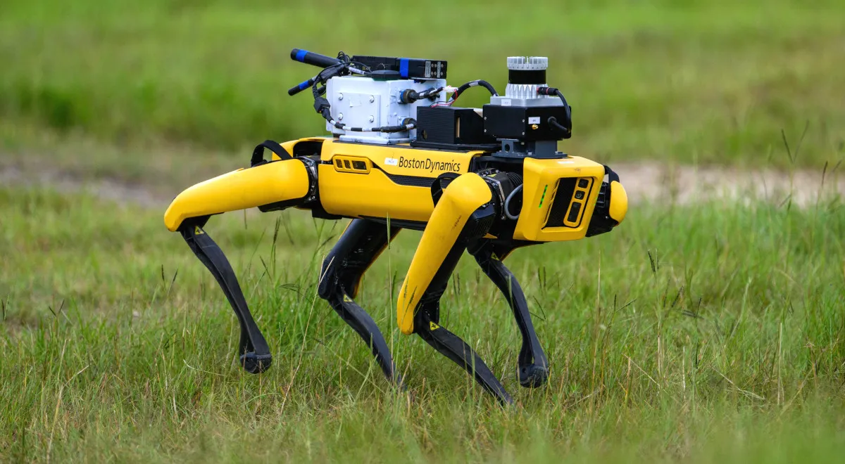 Iyi robot yifashishwa mu ntambara, igategura ibisasu n'ibindi