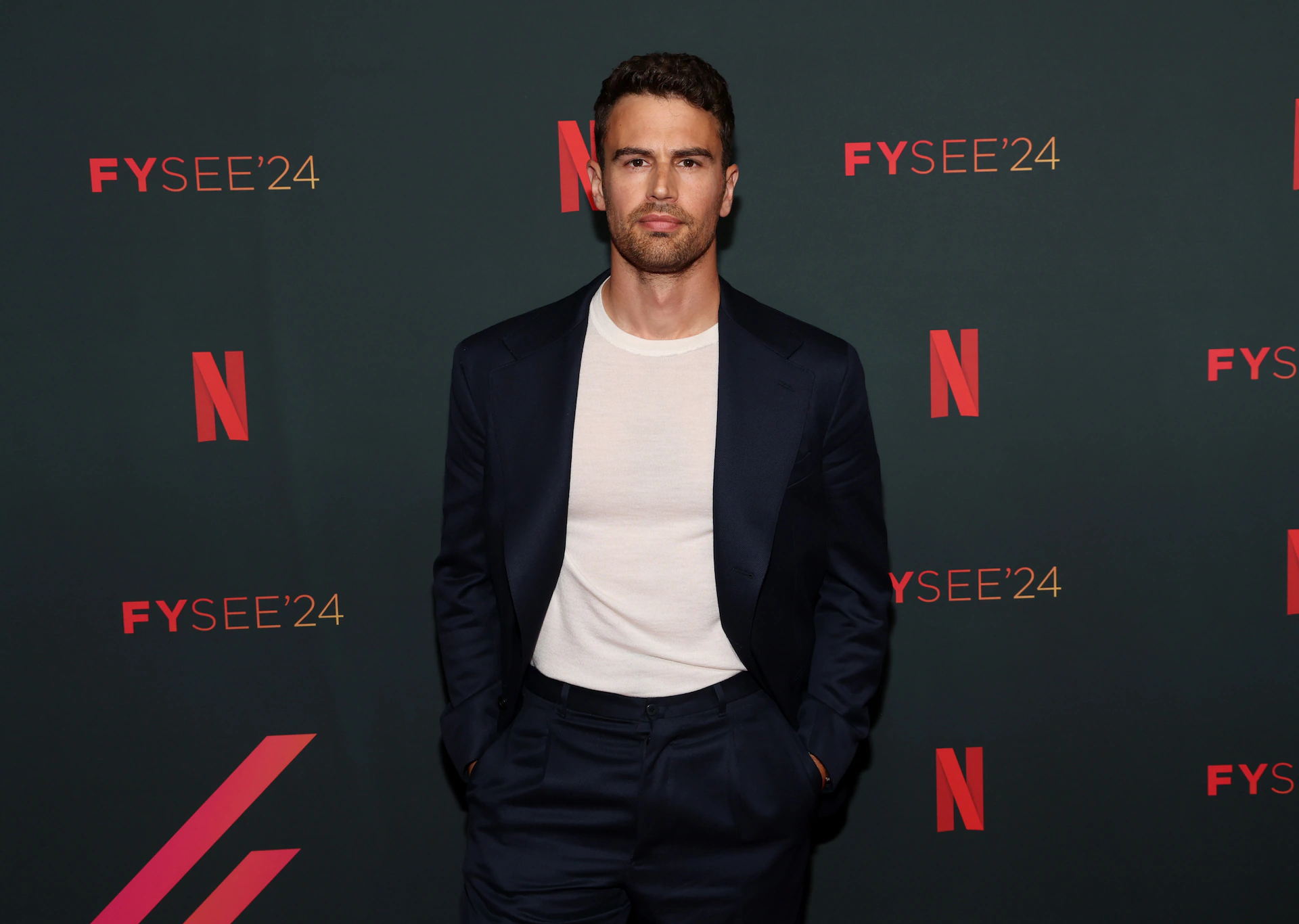 Theo James wari witezweho gukina ari James Bond yabyanze