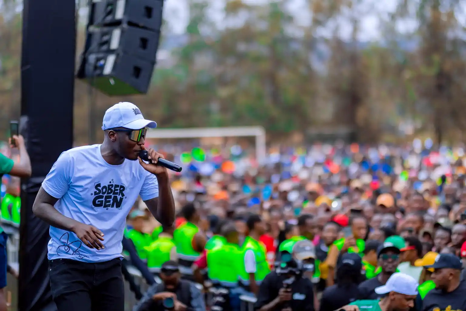 Umuhanzi Davis D na we yaririmbiye abitabiriye umuganda, barizihirwa