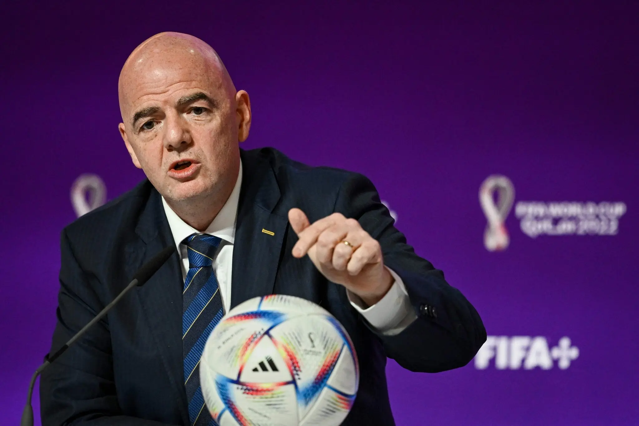 Perezida w’Ishyirahamwe ry’Umupira w’Amaguru ku Isi, FIFA, yamaganye uburyarya bw’Abanyaburayi bamaze igihe bibasira Qatar